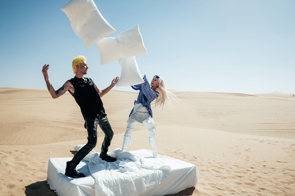 Макс Барских показал "постельные" фото с российской звездой